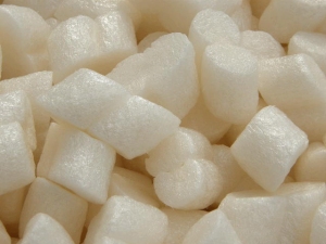 FLO-PAK Spezial Verpackungs-Chips aus 100% recyceltem Polystyrol ©NEUHAUS-PAPIER DORTMUND