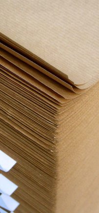 Kraftpack, Kraftpapier, naturbraunes Natronkraft-Packpapier in Bogen, 1-seitig glatt, gerippt (vergé) © NEUHAUS-PAPIER